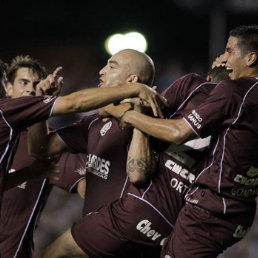 Martn Silva (c) celebra con sus compaeros el gol anotado ante el Libertad de Paraguay.