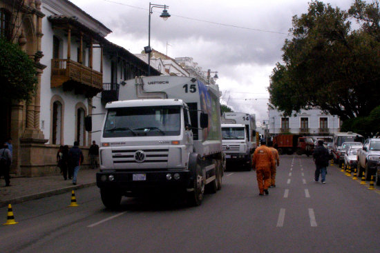 BLOQUEO. Trabajadores de EMAS se parapetaron en la Alcalda junto a sus carros basureros.