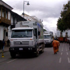 BLOQUEO. Trabajadores de EMAS se parapetaron en la Alcalda junto a sus carros basureros.