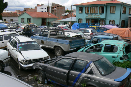 ACCIDENTE. Un micro y una moto colisionan, el saldo tres personas heridas con golpes.