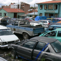 ACCIDENTE. Un micro y una moto colisionan, el saldo tres personas heridas con golpes.