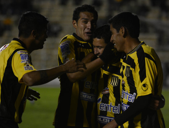 Enrique Parada (c) celebra su gol junto a sus compaeros Wlter Veizaga (i) y Gastn Mealla.