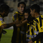 Enrique Parada (c) celebra su gol junto a sus compaeros Wlter Veizaga (i) y Gastn Mealla.