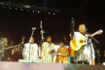 COMPROMISO. Gonzalo Hermosa fue quien embander su brazo manchado con alquitrn durante el concierto en Quito.