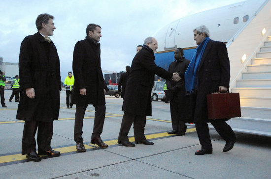 ESFUERZO. El Secretario de Estado estadounidense, John Kerry, a su llegada al aeropuerto de Ginebra, Suiza.