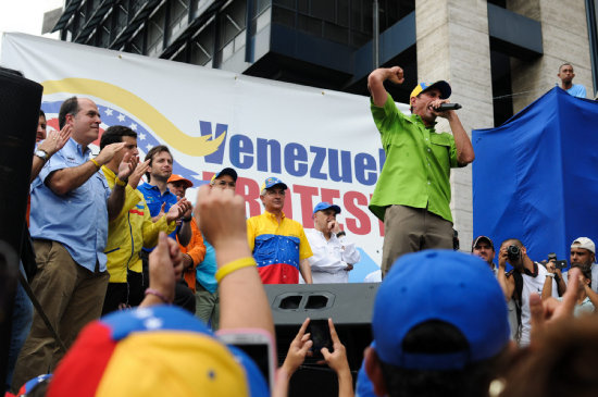 MOVILIZACIN. El lder opositor Henrique Capriles pronuncia un discurso durante una marcha de protesta.