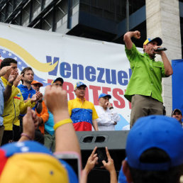 MOVILIZACIN. El lder opositor Henrique Capriles pronuncia un discurso durante una marcha de protesta.