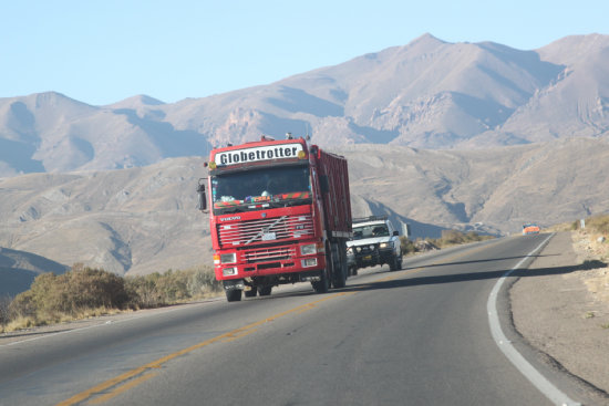 RUTA. Vehculos imprimen velocidad.