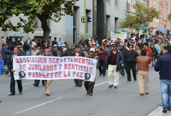 PROTESTA. Rentistas y jubilados del pas marcharon en la semana para pedir que se los incluya en el pago del doble aguinaldo. Esperarn una respuesta definitiva del Gobierno hasta el lunes.