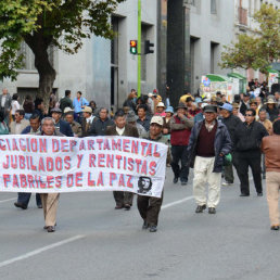 PROTESTA. Rentistas y jubilados del pas marcharon en la semana para pedir que se los incluya en el pago del doble aguinaldo. Esperarn una respuesta definitiva del Gobierno hasta el lunes.