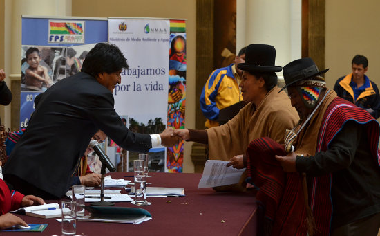 CEREMONIA. El presidente Evo Morales recibie los proyectos de los municipios paceos.