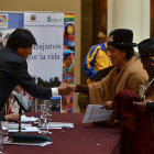 CEREMONIA. El presidente Evo Morales recibie los proyectos de los municipios paceos.