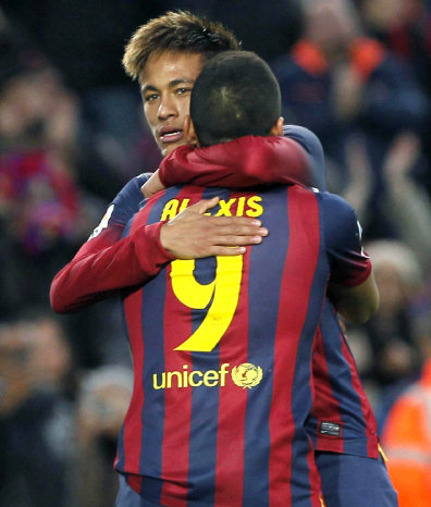 Alexis Snchez y Neymar celebran el cuarto gol del Barcelona; abajo, el francs Karim Benzema anot en el triunfo del Real Madrid.