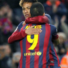 Alexis Snchez y Neymar celebran el cuarto gol del Barcelona; abajo, el francs Karim Benzema anot en el triunfo del Real Madrid.