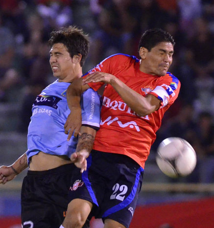 El zaguero central de Wilstermann, Edward Zenteno (d), disputa el baln areo con Marco Lazaga, de Blooming.