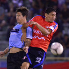 El zaguero central de Wilstermann, Edward Zenteno (d), disputa el baln areo con Marco Lazaga, de Blooming.