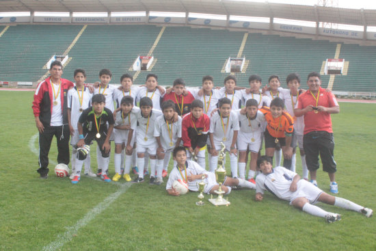 Los jugadores de Gobierno Municipal de Tarija, campeones del Nacional de Clubes Campeones; abajo, Pelota de Trapo recibi el trofeo de subcampen del torneo Sub 13 de ftbol.