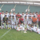 Los jugadores de Gobierno Municipal de Tarija, campeones del Nacional de Clubes Campeones; abajo, Pelota de Trapo recibi el trofeo de subcampen del torneo Sub 13 de ftbol.