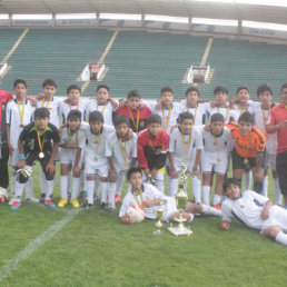 Los jugadores de Gobierno Municipal de Tarija, campeones del Nacional de Clubes Campeones; abajo, Pelota de Trapo recibi el trofeo de subcampen del torneo Sub 13 de ftbol.