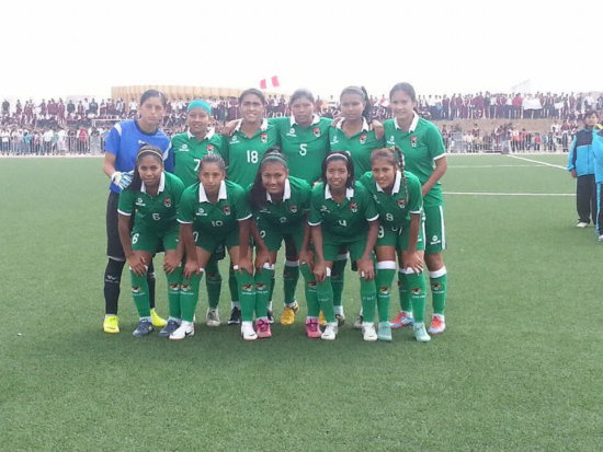 Las integrantes de la seleccin boliviana de ftbol femenino que fueron eliminadas ayer, ante las venezolanas.