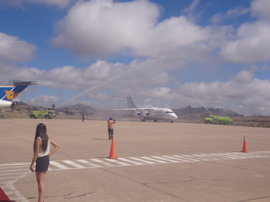 LLEGADA. La aeronave de EcoJet en el aeropuerto Juana Azurduy de Padilla.