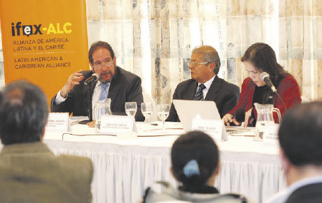 FORO. En la clausura los directores del peridico Los Tiemposy del Semanario Uno. miembros de la ANP.