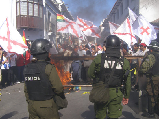 2007. Uniformados antimotines reprimieron las protestas de pobladores contra la Asamblea.