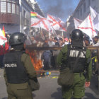 2007. Uniformados antimotines reprimieron las protestas de pobladores contra la Asamblea.