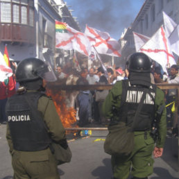 2007. Uniformados antimotines reprimieron las protestas de pobladores contra la Asamblea.