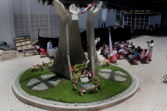 EUCARISTA. La misa que ofrecieron ayer los familiares de las vctimas, en el Cementerio General.