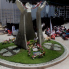 EUCARISTA. La misa que ofrecieron ayer los familiares de las vctimas, en el Cementerio General.