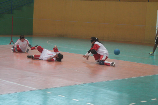 Una escena del ltimo partido de goad-ball; abajo, las delegaciones en el acto de premiacin.