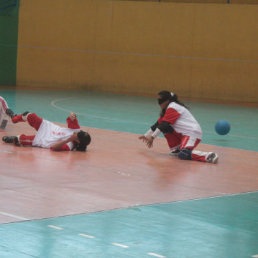 Una escena del ltimo partido de goad-ball; abajo, las delegaciones en el acto de premiacin.