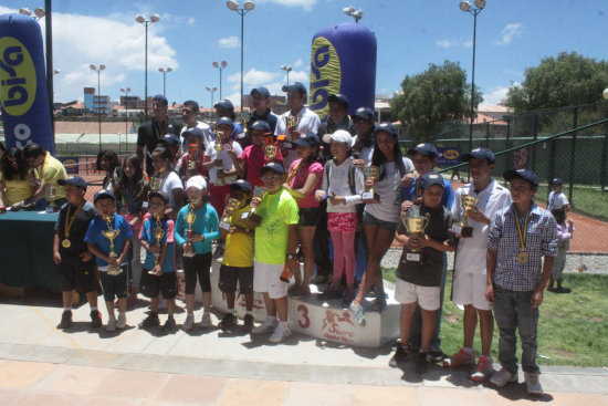 Los tenistas destacados celebran con sus trofeos.