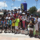 Los tenistas destacados celebran con sus trofeos.