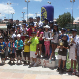 Los tenistas destacados celebran con sus trofeos.