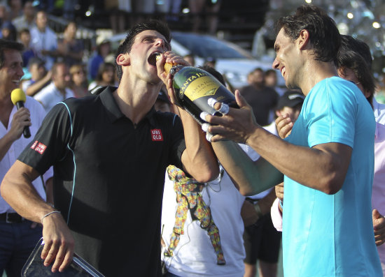 Novak Djokovic (i) y Rafael Nadal se enfrentaron en un amistoso.