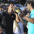 Novak Djokovic (i) y Rafael Nadal se enfrentaron en un amistoso.