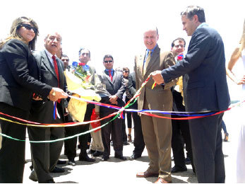 APERTURA. Ejecutivos de la aerolnea y autoridades del vecino pas en el acto inaugural.