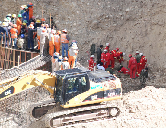 DERRUMBE. La cada de un talud, otra vez en La Paz, produjo la muerte de obreros.