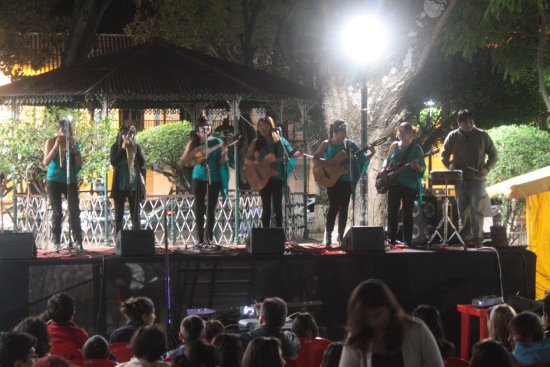 CONCIERTO. Anoche hubo un homenaje musical en la plaza 25 de Mayo em honor a las vctimas.