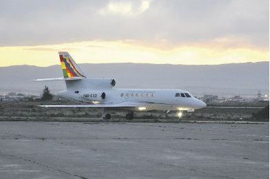 AERONAVE. El avin Falcon 50EX, tras su aterrizaje en la ciudad de El Alto.