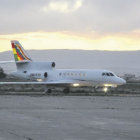 AERONAVE. El avin Falcon 50EX, tras su aterrizaje en la ciudad de El Alto.