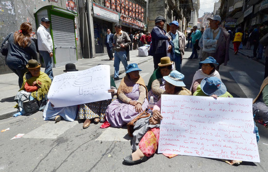 MOVILIZADOS. Jubilados bloquearon ayer el centro paceo y realizaron una 'alfombra humana' en demanda del doble aguinaldo.