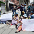 MOVILIZADOS. Jubilados bloquearon ayer el centro paceo y realizaron una 'alfombra humana' en demanda del doble aguinaldo.