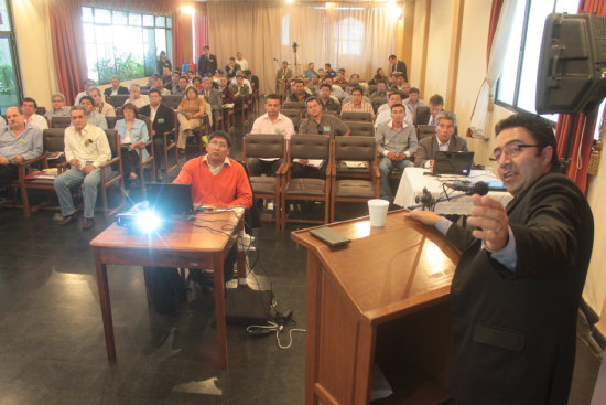 ENCUENTRO. Representantes de las cooperativas de telecomunicaciones del pas se interiorizan sobre las tecnologas del satlite Tpak Katari.