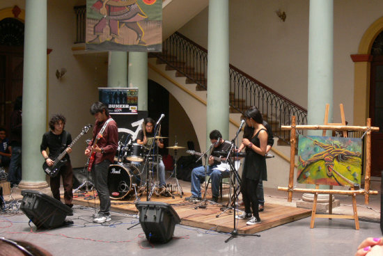 ARTE. La banda Cnidos Blues conformada por estudiantes de Psicologa se presenta en la feria cultural.