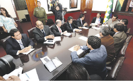 ENCUENTRO. El empresariado privado se reuni con represententes del Gobierno para analizar alternativas de pago.