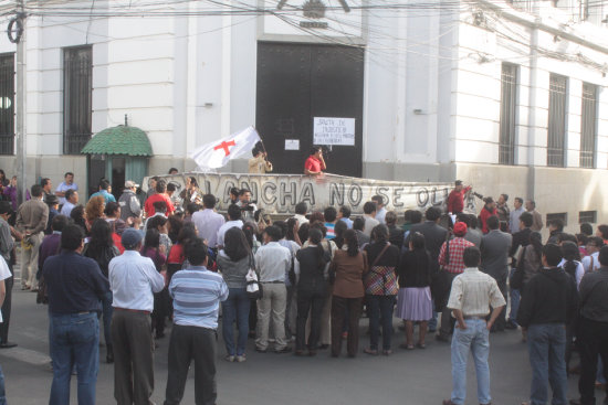 PROTESTA. Los familiares de las vctimas de Noviembre Negro y decenas de personas exigen justicia en el frontis de la Fiscala General.