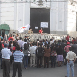 PROTESTA. Los familiares de las vctimas de Noviembre Negro y decenas de personas exigen justicia en el frontis de la Fiscala General.